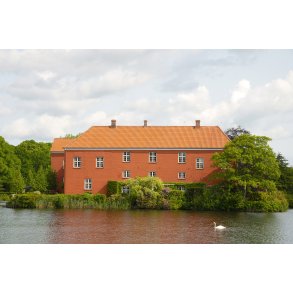 Willestrup herreg�rd ligger t�t p� Astrup, nord for Mariager Fjord