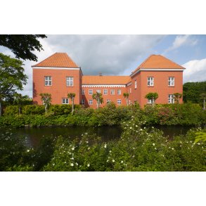 Willestrup herreg�rd ligger t�t p� Astrup, nord for Mariager Fjord