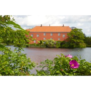 Willestrup herreg�rd ligger t�t p� Astrup, nord for Mariager Fjord