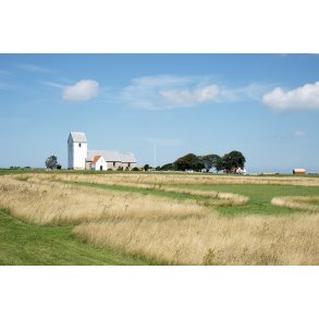 Vikingeborgen Aggersborg med Aggersborg kirke i baggrunden ved Limfjorden