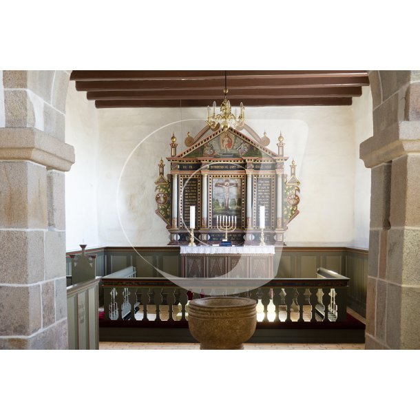 Alter og dbefont i Aggerborg kirke ved Limfjorden