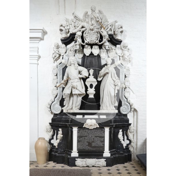 Epitafium i 1726 for generalljtnant Hans Friedrich von Levetzow (dd 1696) og hans hustru i Oxholm 