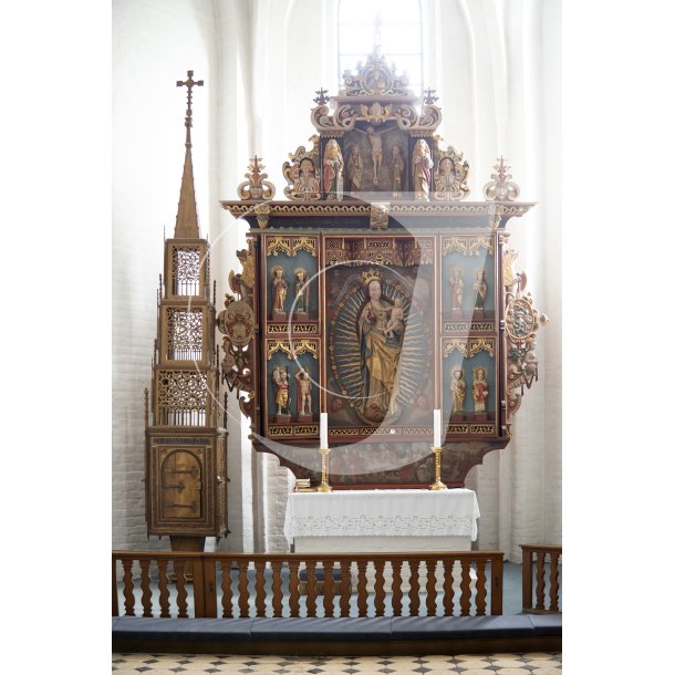 Altertavlen i Oxholm kirke er en fljaltertavle med en Maria-figur i midterskabet og apostle i flje