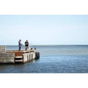 Lystfiskere p� Als Odde p� nordsiden af Mariager Fjord, ved udmundingen til Kattegat