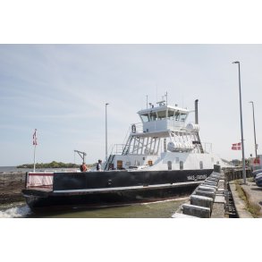 Hals-Egense frgen lgger til kaj i Egense