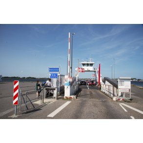 Hals-Egense frgen lgger til kaj i Egense