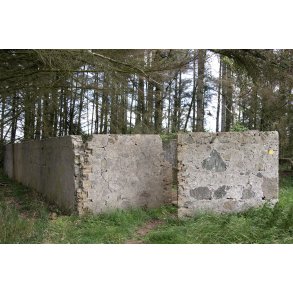 Gammel stald ved den gule vandrerute p� Liv�