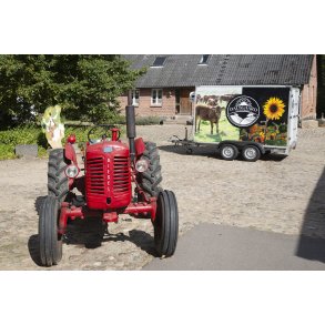 Buch 302 traktor p� g�rdspladsen hos 