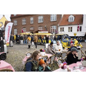 Turist toget holder ved stoppestedet p torvet i Ebeltoft