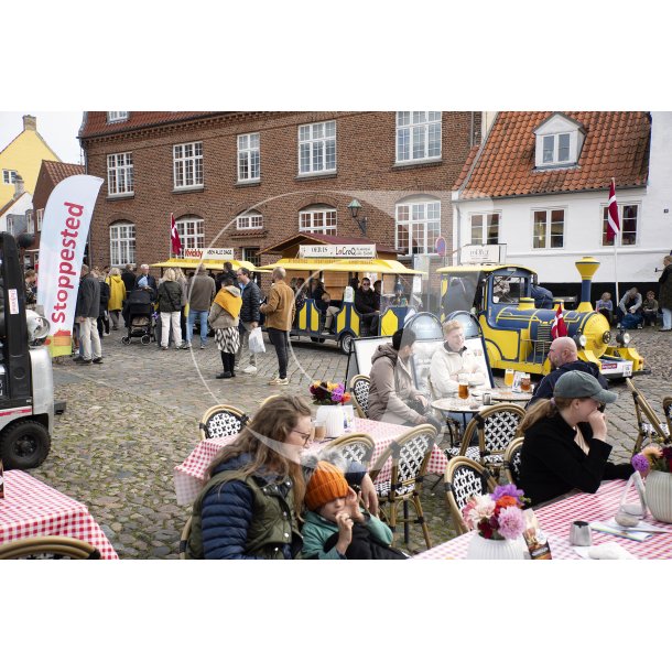 Turist toget holder ved stoppestedet p torvet i Ebeltoft