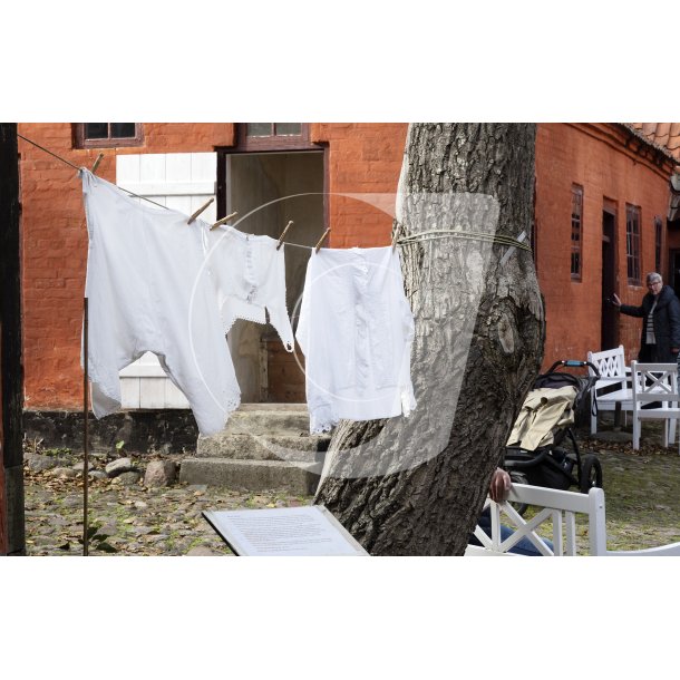 Baggrd med vasketj i Ebeltoft