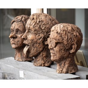 Trine Gulds skulpturer Emojies i Galleri Vandret, lige bag Maltfabrikken i Ebeltoft