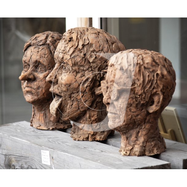 Trine Gulds skulpturer Emojies i Galleri Vandret, lige bag Maltfabrikken i Ebeltoft