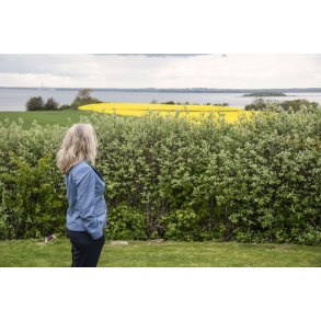 Egens kirke ligger med udsigt mod Kal� Slotsruin
