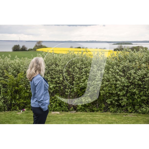 Egens kirke ligger med udsigt mod Kal� Slotsruin