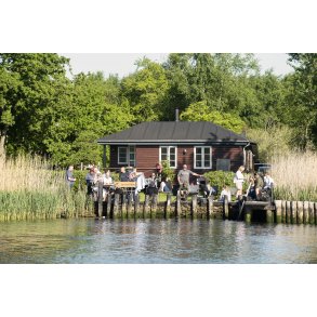 Sommerhus ved Randers Fjord, hvor Kongeskibet Dannebrog sejler forbi