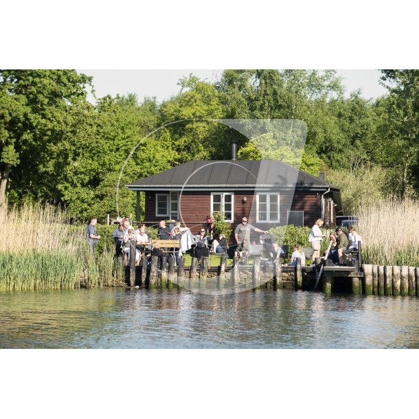 Sommerhus ved Randers Fjord, hvor Kongeskibet Dannebrog sejler forbi