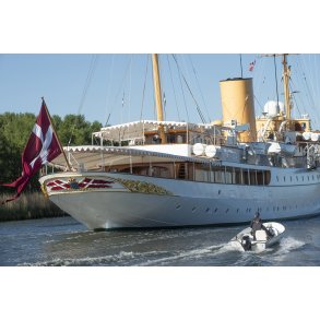Kong Frederik d. X'ende filmer fra agterd�kket p� Dannebrog i Randers Fjord
