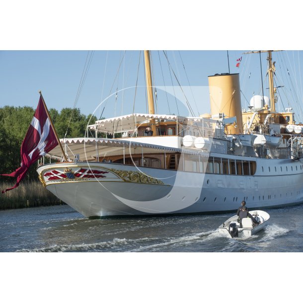 Kong Frederik d. X'ende filmer fra agterd�kket p� Dannebrog i Randers Fjord