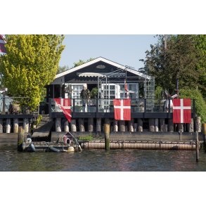 Festligt pyntet kolonihavehus i Randers ved kongebes�g