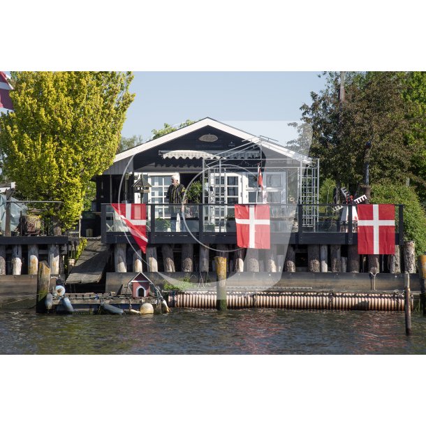 Festligt pyntet kolonihavehus i Randers ved kongebes�g