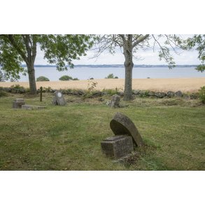 Rols� gl. kirkeg�rd med udsigt til Kal�vig
