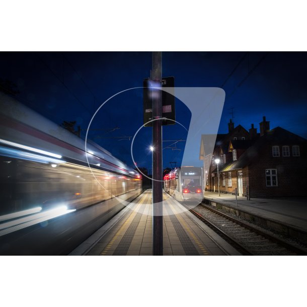 Letbanetog m�des p� Hornslet station en m�rk efter�rsaften