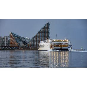 Mols Linien ankommer til Aarhus med Aarhus � i baggrunden