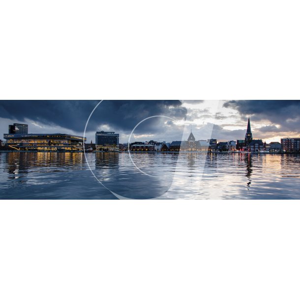 Aarhus set fra havnesiden med DOKK 1 og Domkirken
