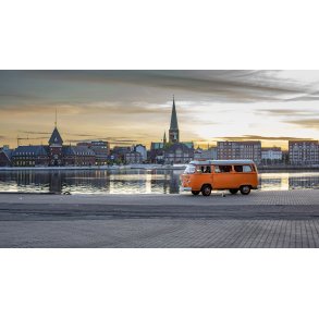 Orange Folkevogns Rugbr�d p� Aarhus havn med Domkirken i baggrunden