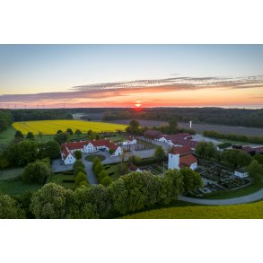 Dronebillede af S�dringholm ved solopgang