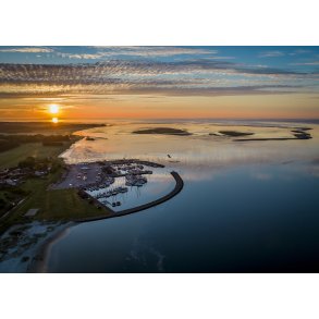 Dronebillede af Udbyh�j Lystb�dehavn ved solopgang