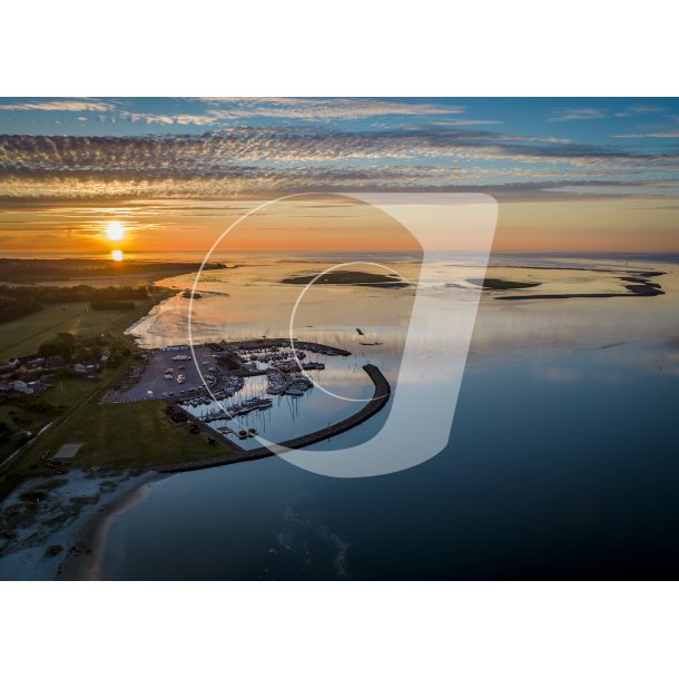 Dronebillede af Udbyhj Lystbdehavn ved solopgang