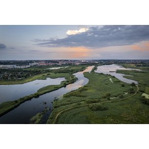 Guden mellem Hornb�k og Vorup Enge med Randers i baggrunden