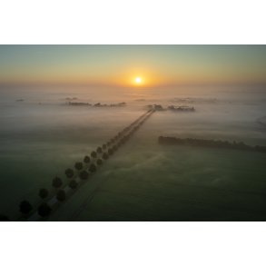 Dronebillede af Solopgang over Randers Fjord ved Skalmstrup