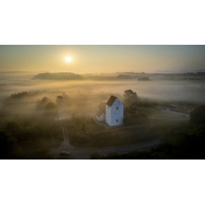 Dronebillede af solopgang over Tvede Kirke en dag med morgendis