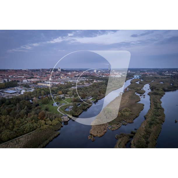 Dronebillede af Gudenen, Randers Naturcenter og Randers By