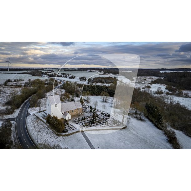 Dronebillede af Tvede kirke i vinterdragt
