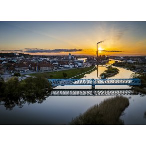 Dronefoto af solopgang over Randers, med Verdo, Randers Havn, Guden�en og Den Bl� Bro