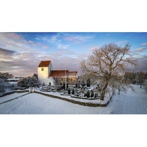 Dronefoto af snekl�dt Tvede Kirke