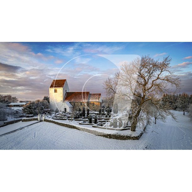 Dronefoto af snekldt Tvede Kirke