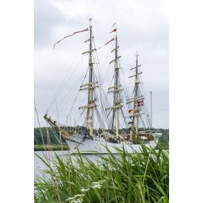 Skoleskibet Danmark sejler p� Randers Fjord mellem Tj�rby og Vestrup