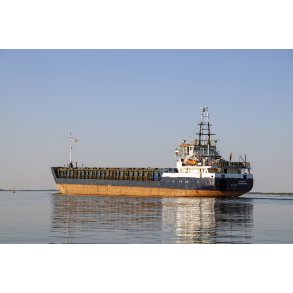 Morgen p� Randers Fjord. Fragtskib p� vej p� Randers ved Kanal�en i Naturpark Randers Fjord