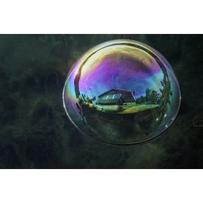 K�mpe s�beboble p� vandet. Livet er liges� skr�beligt som en s�beboble