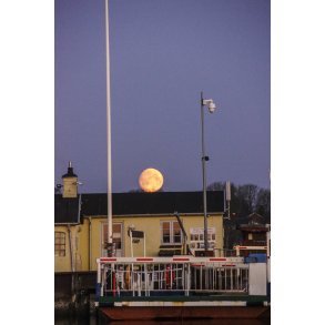 Fuldm�nen hviler p� f�rgehusets tag i Mellerup, ved Naturpark Randers Fjord