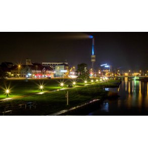 Aftenstemning ved Justesens Pl�ne, Guden�en og med Verdo Kraftvarmev�rks skorsten i baggrunden