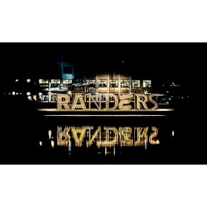 Lysende Randers logo p� havnen ved Guden�en og Randers Bro