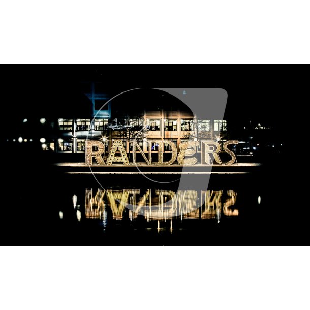 Lysende Randers logo p havnen ved Gudenen og Randers Bro